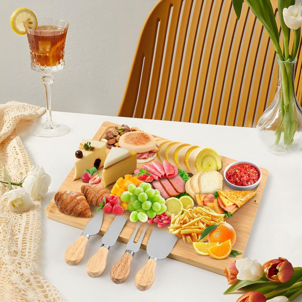 Bamboe kaasplank - Delicatessenplankenset - Kaasbordenset - Houten snackplank - Inclusief kaasmes en -vork - Houten handvat - Wordt geleverd met 4 roestvrijstalen messen