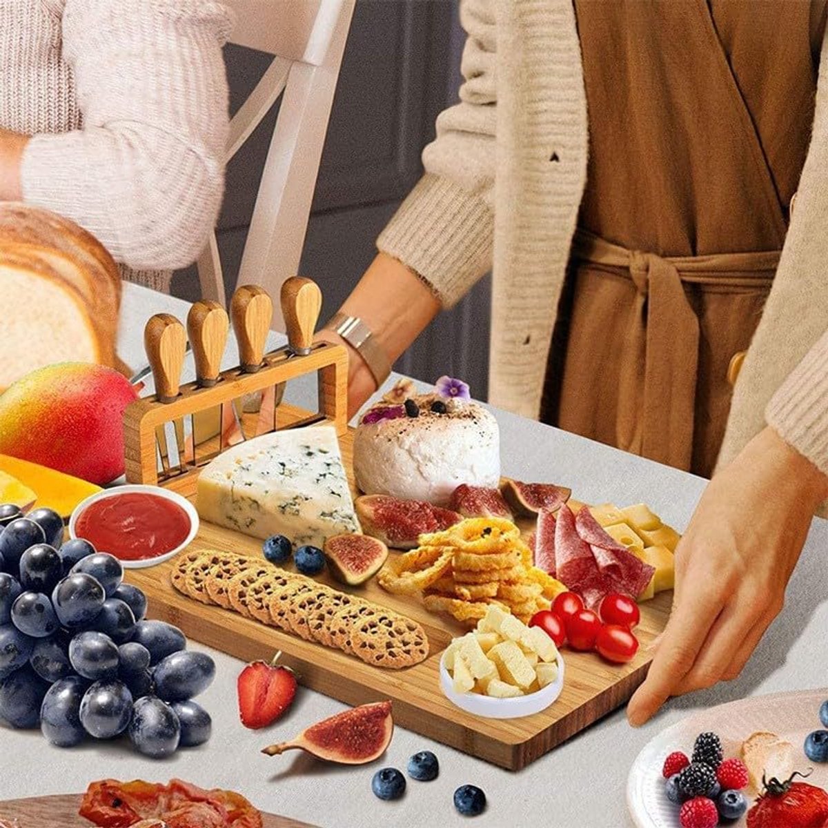 Bamboe kaasplank - Delicatessenplankenset - Kaasbordenset - Houten snackplank - Inclusief kaasmes en -vork - Houten handvat - Wordt geleverd met 4 roestvrijstalen messen