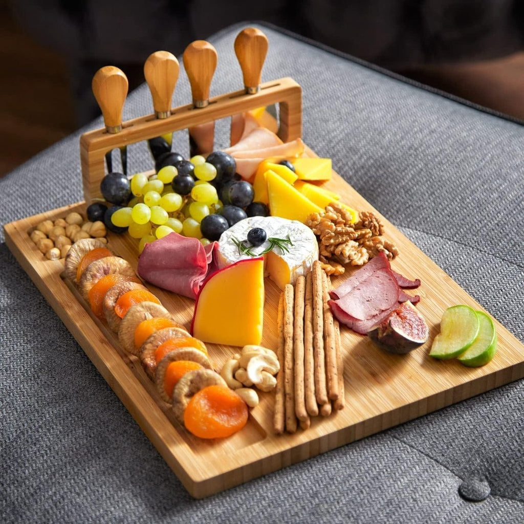 Bamboe kaasplank - Delicatessenplankenset - Kaasbordenset - Houten snackplank - Inclusief kaasmes en -vork - Houten handvat - Wordt geleverd met 4 roestvrijstalen messen